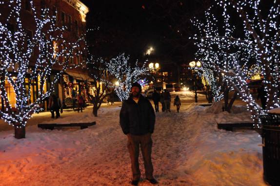 Última noite do ano, caminhando nas ruas enfeitadas e nevadas de Aspen, no Colorado, nos Estados Unidos